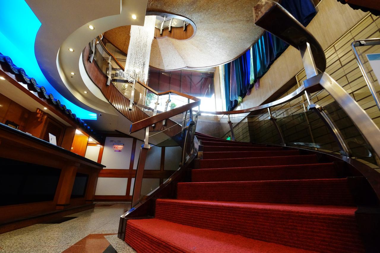 Dynasty Hotel Tainan Exterior photo