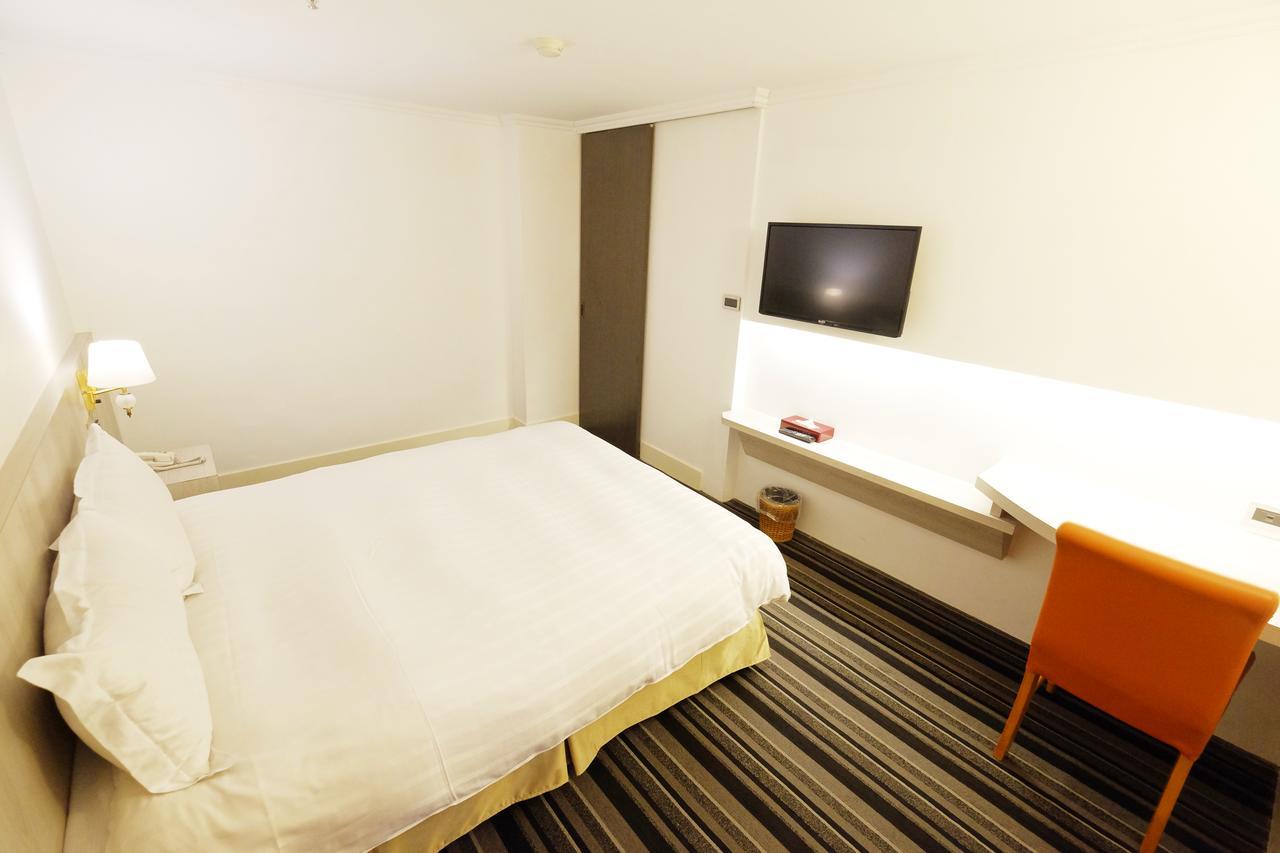 Dynasty Hotel Tainan Exterior photo